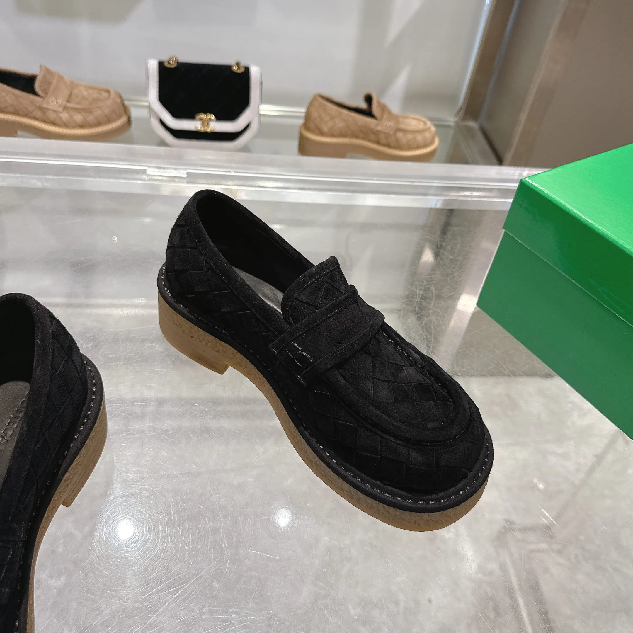 [BV] Top P: 840💰Size for couples: 35-44 (Female 40, Male 38 45, custom-made, non-returnable) Bottega Veneta classic Bottega Veneta counter model! Big square head! Braided deep toe shoes! Reproduction of the original board! The feet are super domineering! Original molded outsole! High-grade mercerized cow velvet! Solid color Niuli!